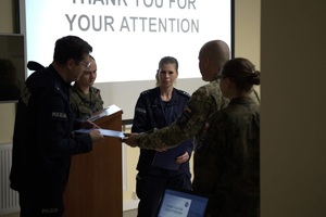 Policjanci otrzymują Certificate of Appreciation podpisany przez dowódcę brygady.