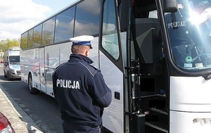 policjant kontroluje autokar