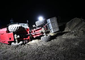 przewrócona ładowarka na polu