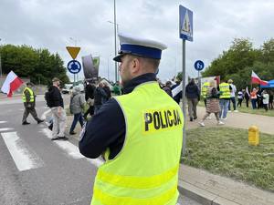 policjant na miejscu blokady drogi