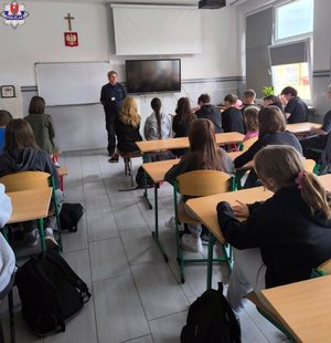 policjantka w czasie spotkania profilaktycznego w szkole