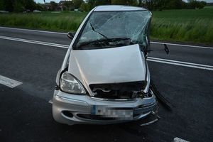 Rozbity samochód na jezdni.