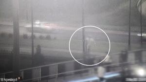 Ujęcie z kamery monitoringu na którym widać jak policjanci uratowali mężczyznę.