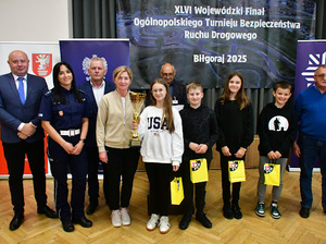 Grupowe zdjęcie policjantki z uczestnikami konkursu.