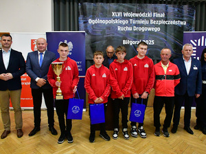 Dzieci z nagrodami za udział w zawodach.