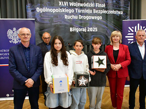 Dzieci z nagrodami za udział w zawodach.