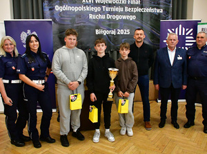 Dzieci z nagrodami za udział w zawodach.