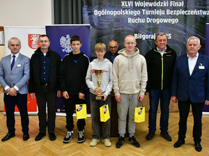 Dzieci z nagrodami za udział w zawodach.