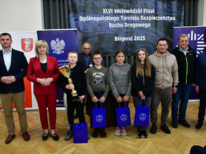 Dzieci z nagrodami za udział w zawodach.