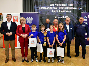 Dzieci z nagrodami za udział w zawodach.