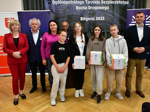 Dzieci z nagrodami za udział w zawodach.