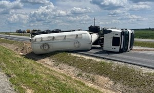 przewrócona ciężarówka