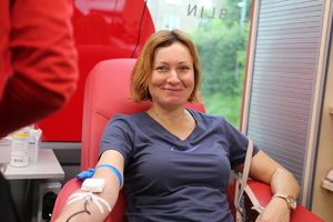 Funkcjonariuszka oddaje krew.