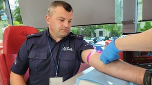 Policjant oddaje krew.