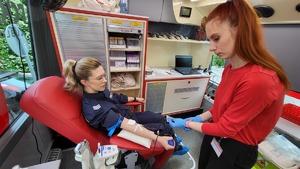 Funkcjonariuszka oddaje krew.