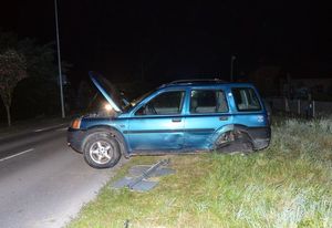 uszkodzony Land Rover stoi na poboczu pod nim leży znak drogowy, w który wcześniej wjechał kierujący tym samochodem