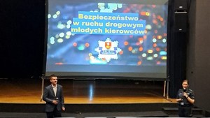 na zdjęciu znajduje się napis Bezpieczeństwo w ruchu drogowym  młodych kierowców