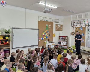 policjantka w czasie spotkania z dziećmi w przedszkolu