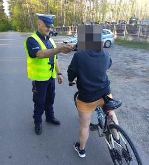Policjant podczas kontroli stanu trzeźwości rowerzystki