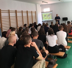 policjant na spotkaniu z młodzieżą w szkole