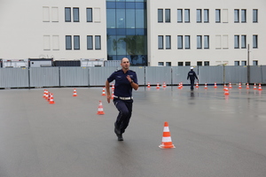 Policjant biegnie po torze przeszkód na placu apelowym