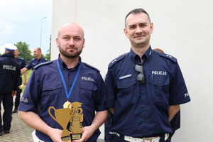 dwóch policjantów umundurowanych