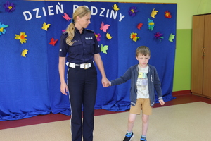 policjantka podczas spotkania z dziećmi w zerówce