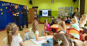policjanci podczas spotkania z dziećmi w zerówce