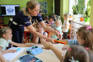 policjantka podczas spotkania z dziećmi w zerówce