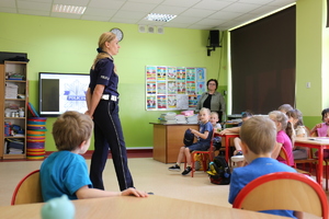 policjantka podczas spotkania z dziećmi w zerówce