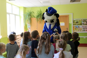 policyjna maskotka podczas spotkania z dziećmi w zerówce