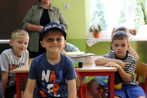 policjantka podczas spotkania z dziećmi w zerówce