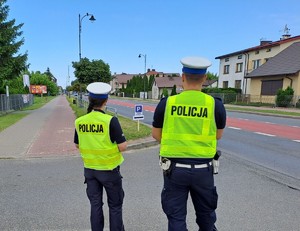 policjanci na skrzyżowaniu