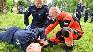 policjanci z ratownikiem medycznym podczas ćwiczeń