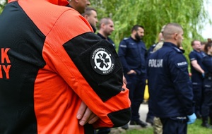 policjanci z ratownikiem medycznym podczas ćwiczeń