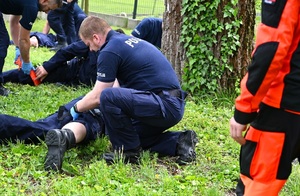 policjanci z ratownikiem medycznym podczas ćwiczeń