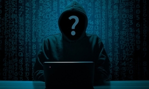 grafika z mężczyzną siedzącym przy komputerze