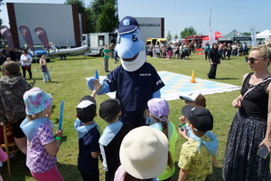 policyjna maskotka podczas spotkania z dziećmi
