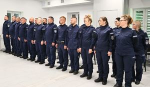 policjanci w szeregu