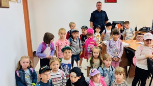 dzieci przedszkolne z wizytą u komendanta jednostki