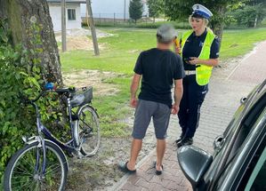 policjantka sprawdza trzeźwość rowerzysty