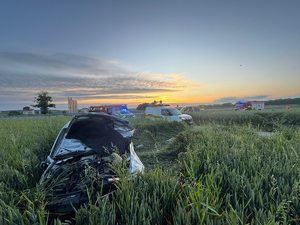 rozbity pojazd w zbożu