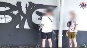 kadr z nagrania podczas dewastacji mostu przez dwóch wandali