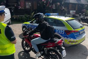 kontrola motocyklisty przez policjantkę