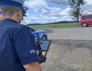 policjanci drogówki obsługujący drona