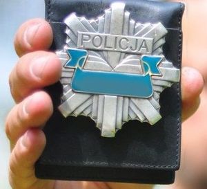 legitymacja służbowa trzymana w ręku policjanta