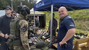policyjne stoisko na pikniku Klubu Strzeleckiego Guardian