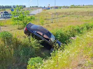 samochód osobowy w rowie po wypadku