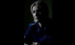 Policjantka w mundurze.