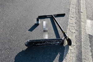 hulajnoga leżąca na ulicy